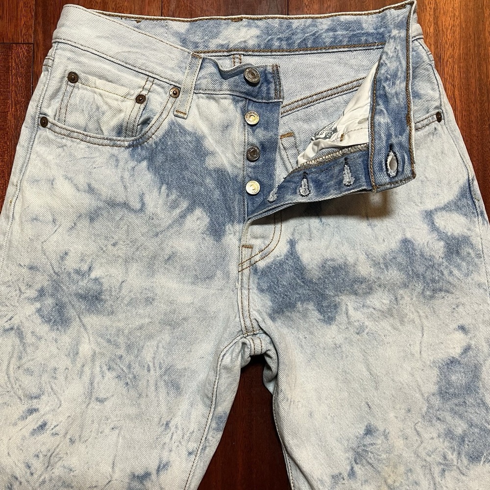 Levis Jeans Womens 28x26 Blue Light Acid Cloud Wash Button Fly Cotton Denim READ